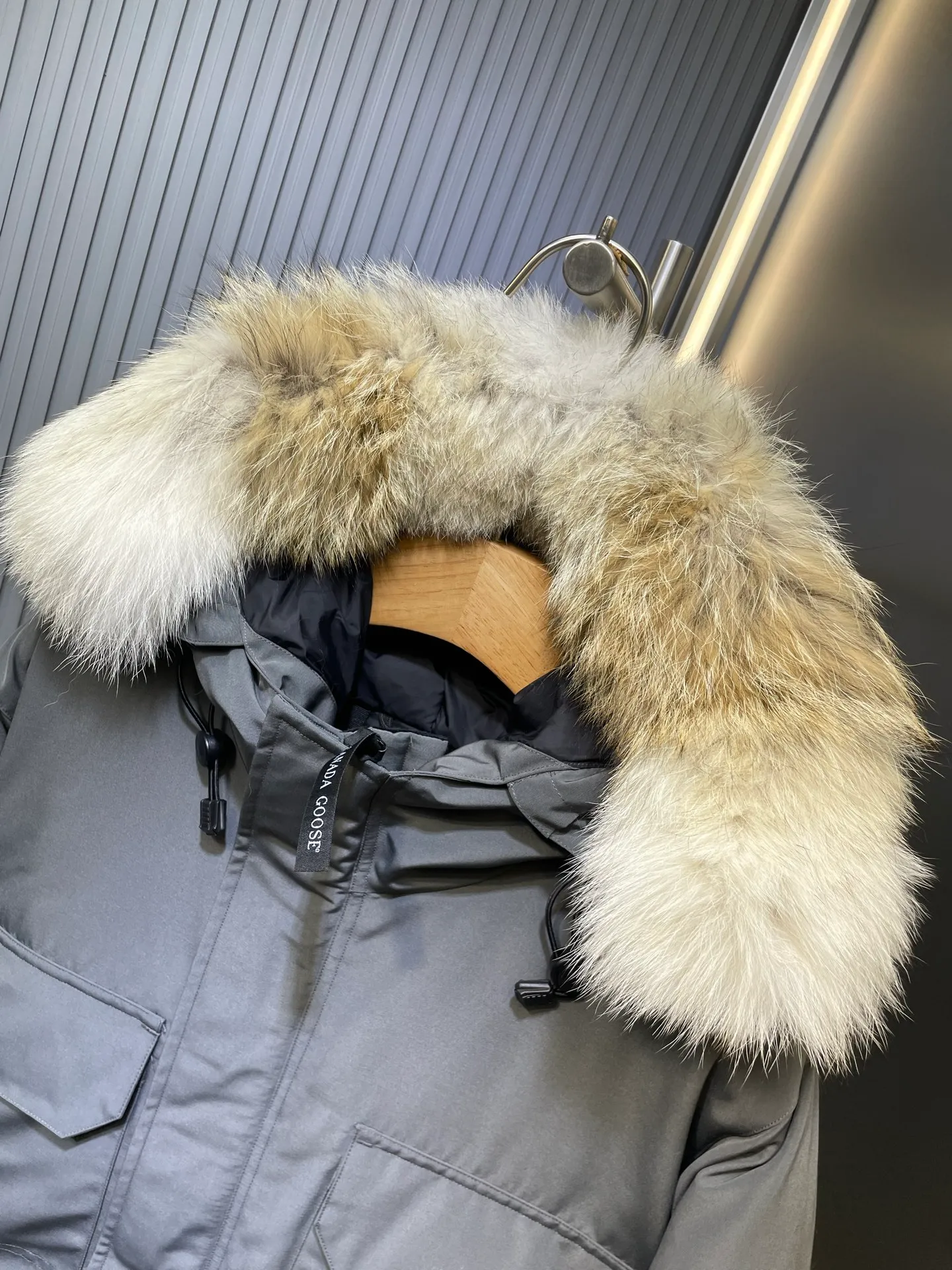 P910 special version 🌟 🇨🇦CANADA GOOES 24 new models 08 models/couple models Factory direct supply: supplying global purchasing agents, micro-entities, Tmall, high-end stalls and studio cooperation, free shipping! Canada Goose Expedition Parka 2008 is the same style for men and women. It is mid-length and the most timeless classic. All Arctic and Antarctic scientific expedition teams choose Canada Goose as their cold-proof equipment. It is the Rolls-Royce of down jackets. ➖ Industry-leading anti-counterfeiting chip sensing. ➖ Imported Behringer embroidery machines and customized embroidery labels, the highest level and industry leading. ➖ Imported Korean 21-count polyester-cotton blended original fabric, TC85 waterproof coated fabric, water-repellent, windproof and wear-resistant. ➖ The new national standard 80 white duck down is filled with an average of 520 grams of down. The amount of down filled is industry-leading. ➖ 100% nylon lining with double double-layer sealing design to prevent velvet running, and seamless thread design on the cuffs! ➖ Western Canadian Green Wolf Collar. ➖ Yoshida YKK provides original factory-customized electroplated sliders. YKK two-way lockable zippers are tight and smooth and do not peel off paint. �� 3M composite Velcro is durable and the accessories and hardware are all custom-made. Note: Our copywriting is only simple and clear. Instead of bragging about the copywriting, it is better to compare and understand with samples. Only for the purest goose, the most dedicated, the most professional, the highest quality, the highest cost performance!  Size:XS-XXL